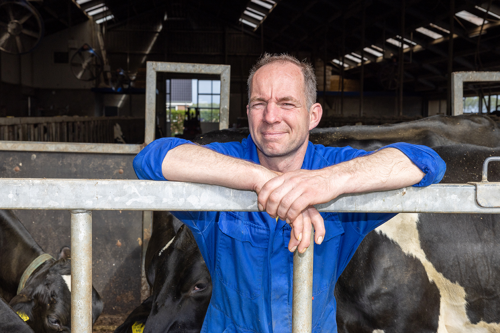 Huibert Groeneveld: “Tijden veranderen. Als je nieuwe kansen wilt pakken, moet je denken aan samenwerking over de sectoren heen. De kansen liggen in het verruimen van de mestafzet én een ruimer bouwplan. Het behalen van de GLB-status Goud voor beide bedrijven is mogelijk door het telen van een eiwitgewas als luzerne, bonen of erwten. Ik zeg; ga op zoek en laat je informeren op 6 september.”